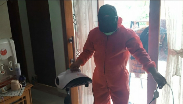 Spraying disinfektan oleh Destana CC